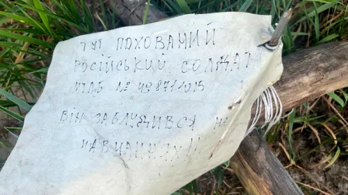 Mormântul unui soldat rus cu inscripția pierdut în antrenamente, găsit în regiunea Kievului