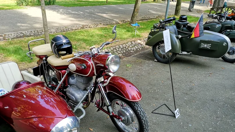 Zeci de motociclete retro,între care o MZ fabricată în 1954, expuse în Parcul Central din Cluj-Napoca FOTO