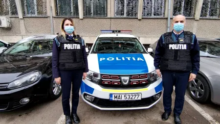 Doi poliţişti, soț și soție, au salvat o femeie dintr-o casă în flăcări. Se aflau lângă o secție de votare, când vecina victimei striga după ajutor