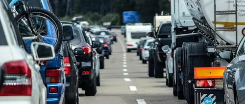 REȚELELE SOCIALE fac ravagii în trafic. Cu ce RISCURI se confruntă șoferii români la volan