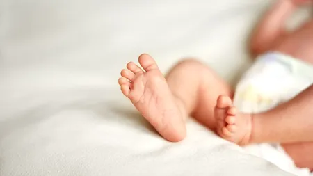 Bebeluș de doar cinci zile, abandonat într-o scară de bloc din Vâlcea. Mama s-a predat Poliţiei