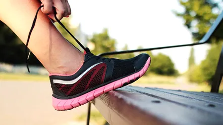 De ce pantofii de alergat au două găuri de șireturi în plus. VIDEO care explică tot