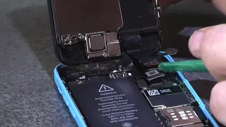 Ce fac românii când li se strică telefonul. STUDIU