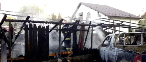 Incendiu violent în Argeș. Focul a izbucnit la un garaj și s-a extins în rândul mașinilor parcate