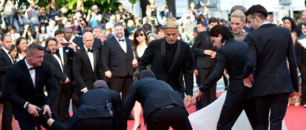 Incident pe covorul roșu de la Cannes. Ce a pățit actrița America Ferrera. VIDEO