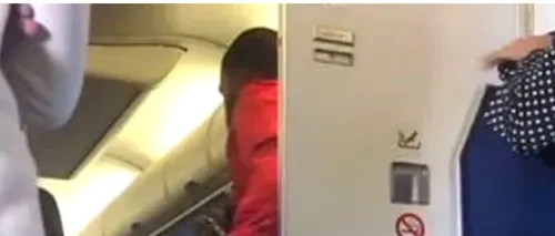 Moment stânjenitor pentru doi îndrăgostiți care au ieșit împreună din toaleta avionului: „Am așteptat zece minute la coadă. Așa ceva nu am mai văzut  - VIDEO
