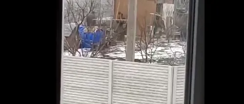 VIDEO | Soldați ruși, filmați în timp ce fură găini dintr-o curte. Cum lovesc păsările și aleargă după ele