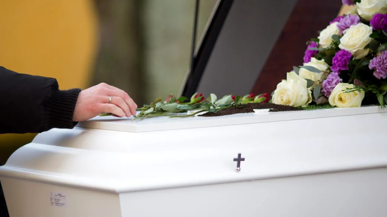 Firmele de pompe funebre pot scumpi înmormântările. Statul ar oferi mai mulți bani pentru ajutorul de deces