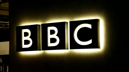 The Guardian: BBC ia în calcul o campanie de externalizare a MII de locuri de muncă. Un gigant tech din SUA ar putea deveni partener
