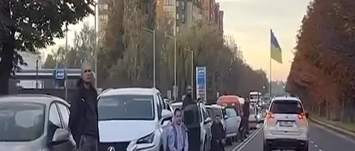 VIDEO | Imagini emoționante într-un oraș din Ucraina. Zeci de oameni au îngenuncheat la vederea unui convoi care aducea de pe front cadavrele soldaților ucraineni