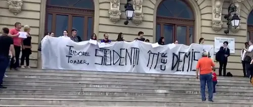 Un nou protest al studenților din Iași: Cerem demisia lui Tudorel Toader din funcția de rector
