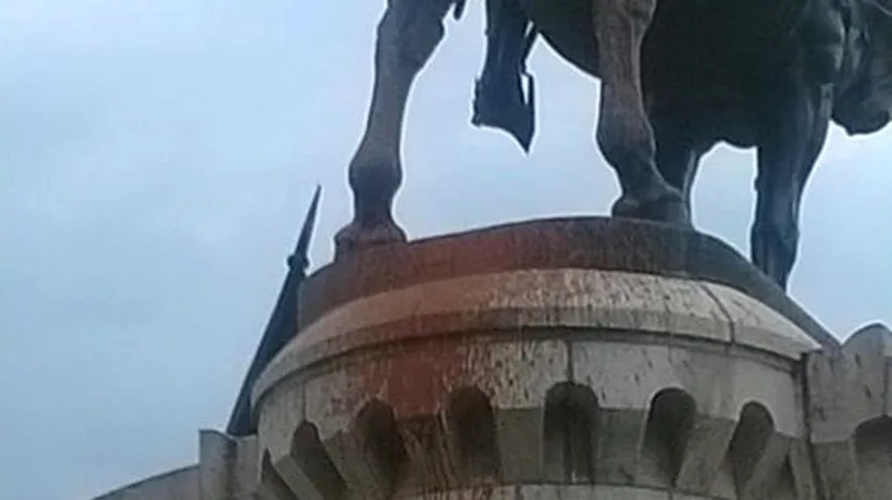 Cât costă curățarea statuii lui Matei Corvin, vandalizată săptămâna trecută, și cine plătește