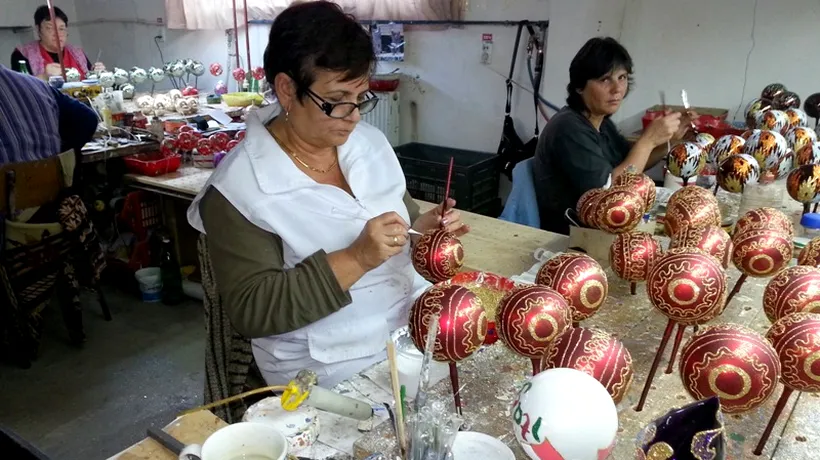 Povestea atelierului de globuri din Cluj care împodobește brazii de Crăciun ai americanilor. „M-a ambiționat să demonstrez că putem face și noi ceva bun