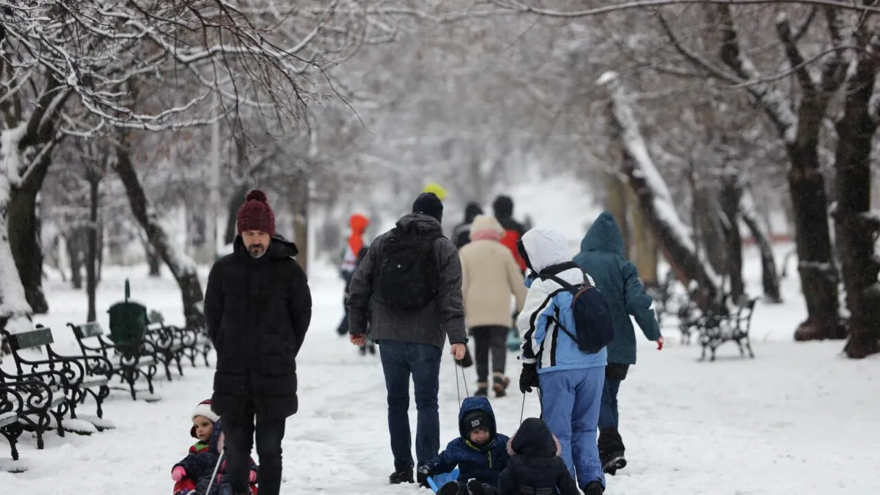 FOTO | S-au îmbrăcat gros, și-au pus căciulile și au ieșit la distracție! Bucureștenii, entuziasmați de prima ninsoare din iarna aceasta