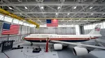 Trump va zbura temporar cu un avion de lux donat de Qatar până când Boeing va construi noul „Air Force One”. A fost pictat în roșu, alb și albastru