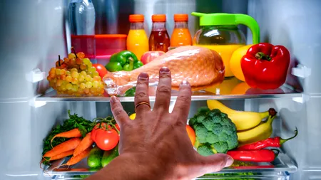 Cum depozitezi corect puiul, ouăle și orezul gătit în FRIGIDER. Cât timp poți să le ții la rece, de fapt