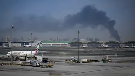 Se reiau zborurile din Dubai. Compania Emirates anunță că va începe să opereze un număr limitat de curse începând din această seară. Ce pasageri se vor putea îmbarca