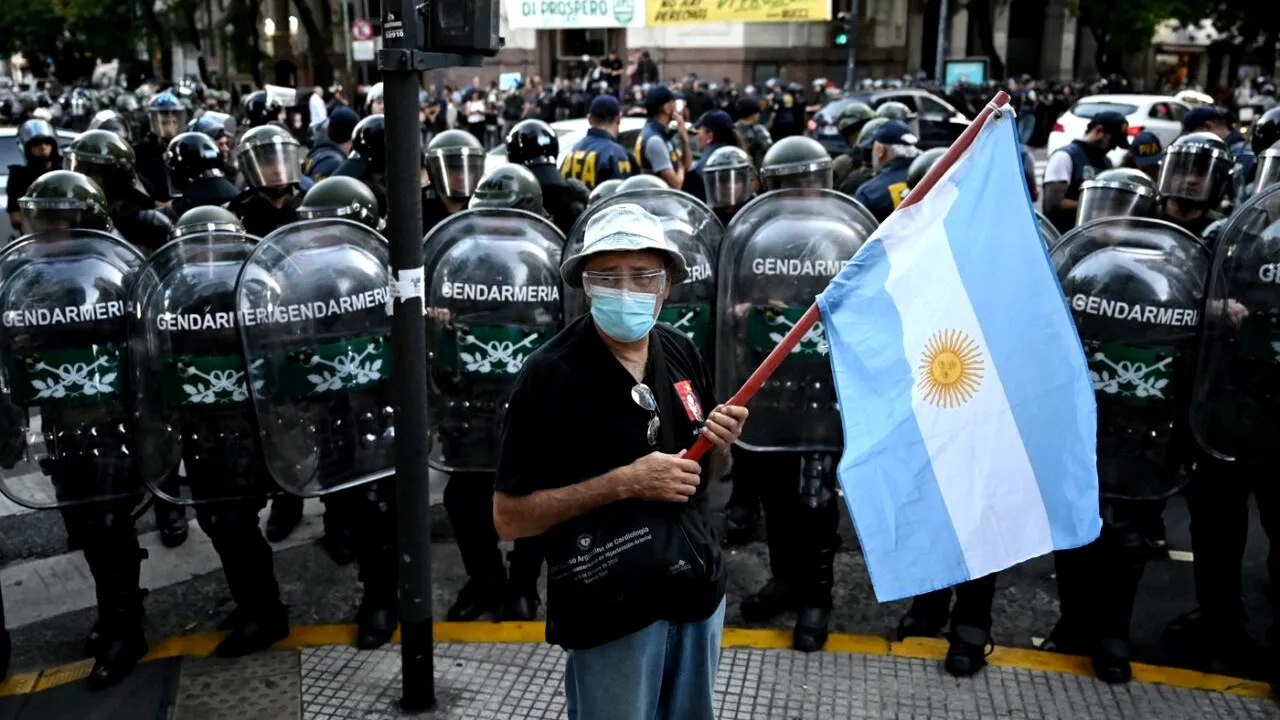 Argentina: Nivelul SĂRĂCIEI a scăzut în mandatul lui Javier Milei, dar mulți spun că traiul este mai greu. Inflația, în scădere de la 276% la 67%