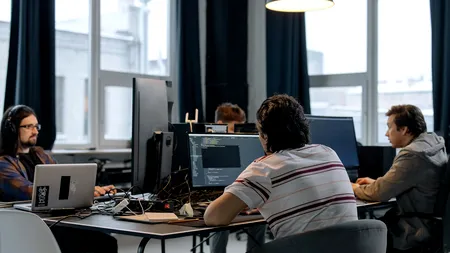 STUDIU: 62% dintre elevii români vor să lucreze în IT