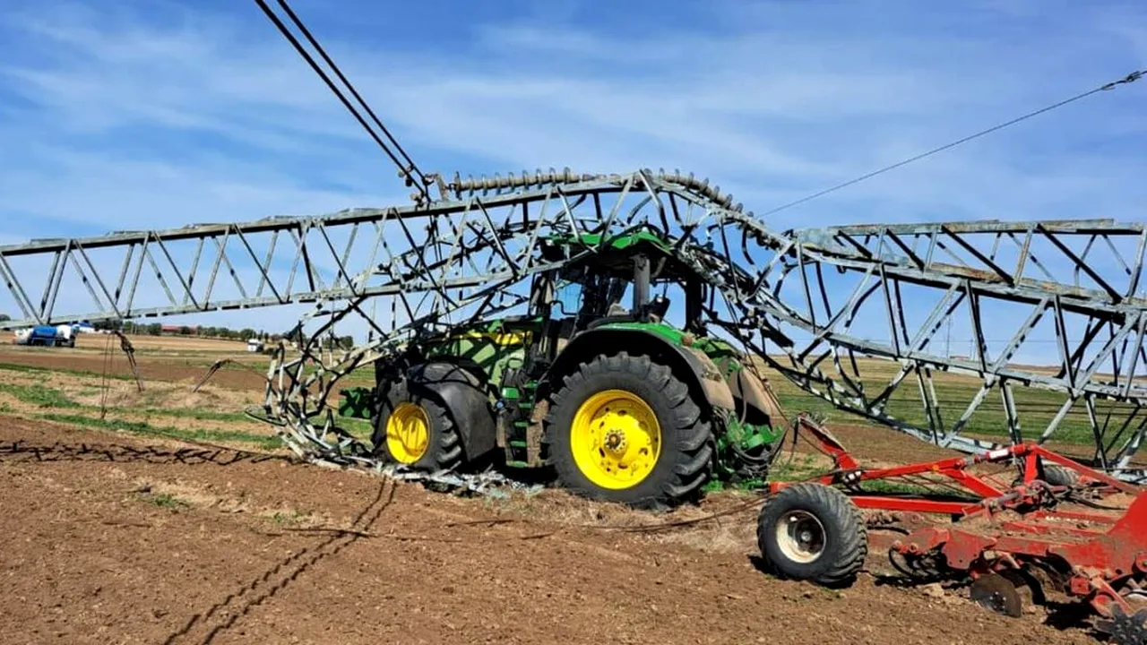 FOTO | Zona Dobrogea, în pericol să rămână fără energie după ce un tractor a rupt un stâlp uriaș de electricitate