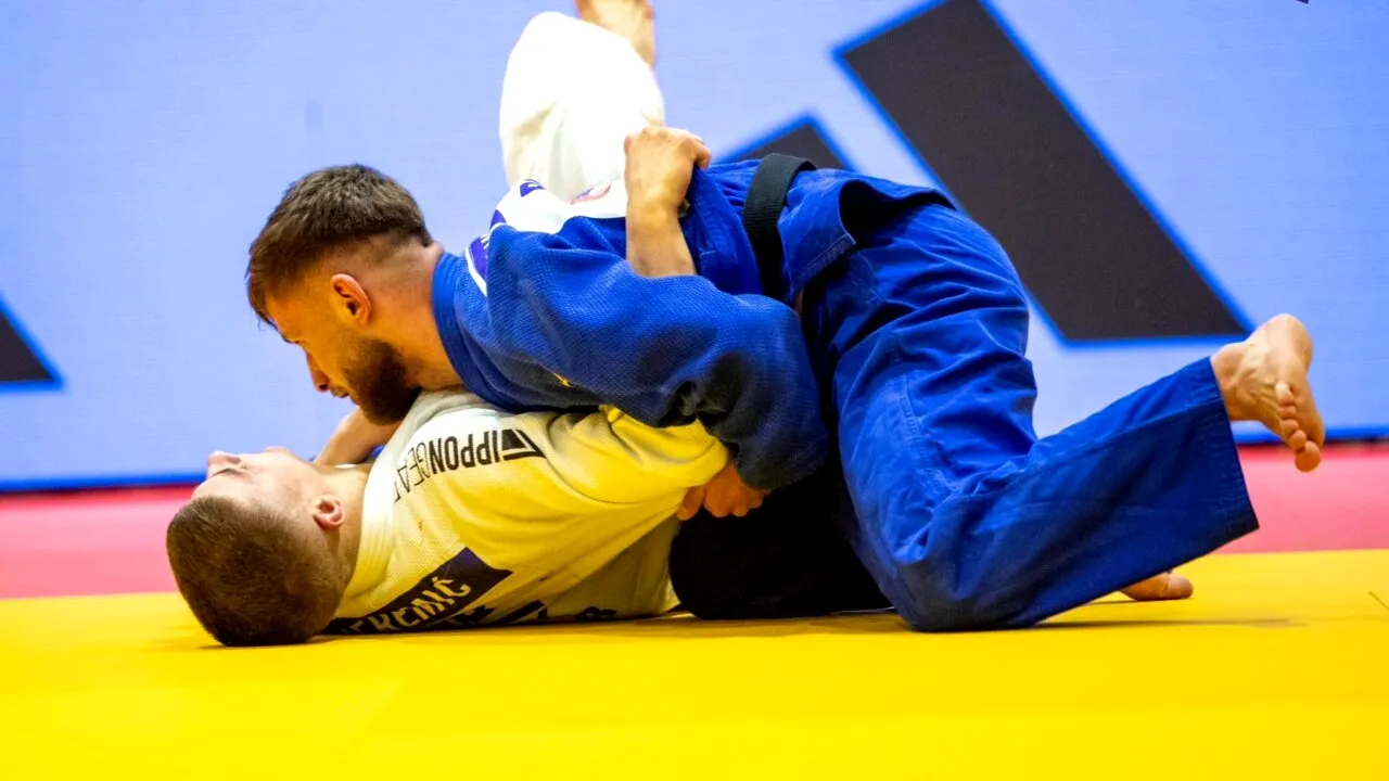 Din superstiție, cel mai nonconformist judoka LUPTĂ doar în kimono albastru