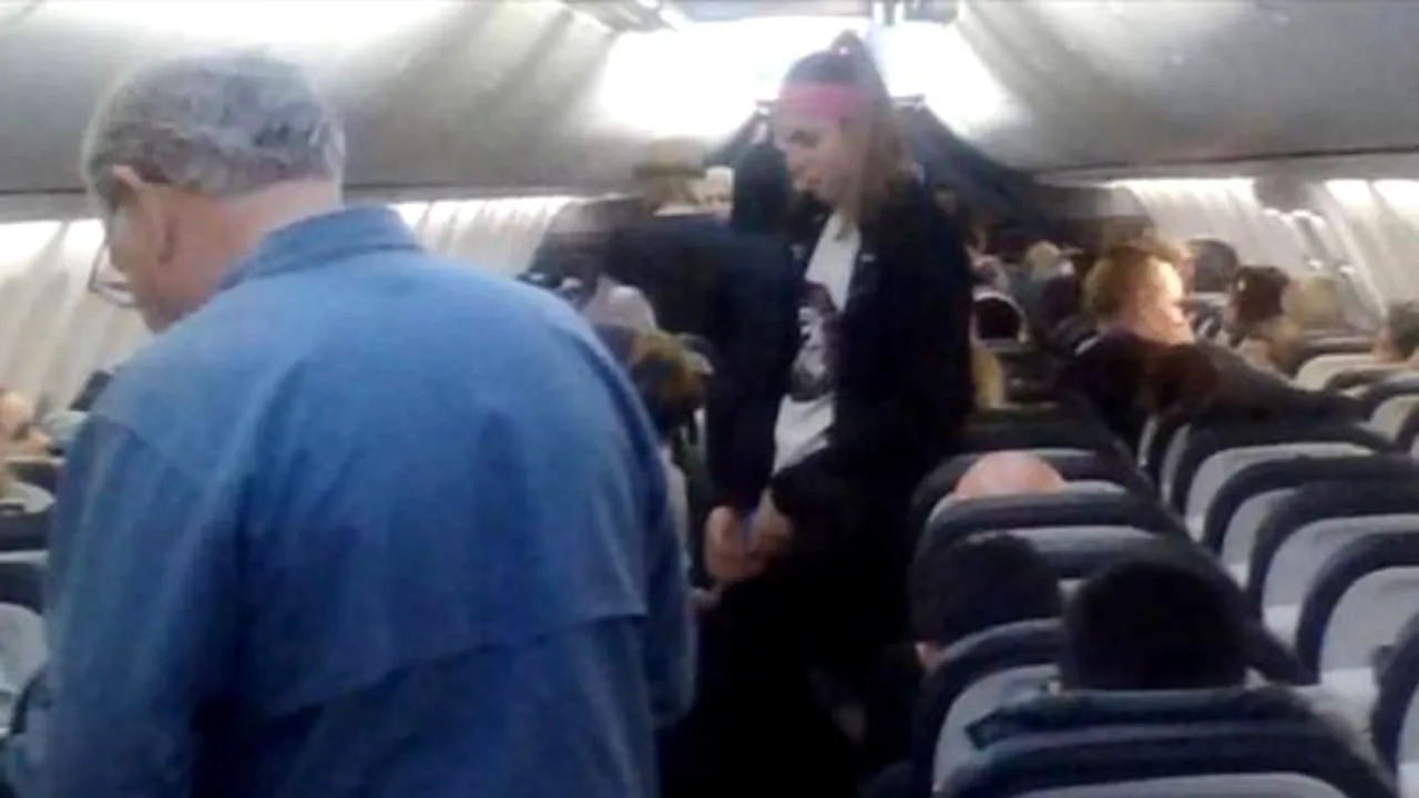 S-a urcat în avion, pentru un zbor de 6 ore. Înainte de decolare, a simțit ceva la picioare. Când au văzut-o, stewardesele au avut un șoc