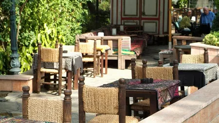 SCUMPIRI majore într-o ţară unde românii își petrec des vacanţele. Localnicii au boicotat cafenelele şi restaurantele, în acest weekend