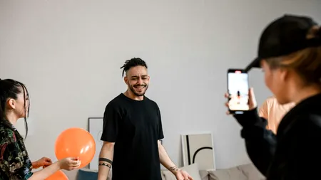 O expresie fără sens provoacă isterie pe internet. De ce strigă copiii „Six-Seven” la școală și acasă