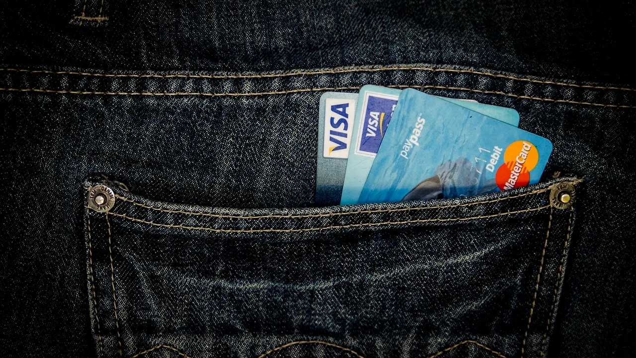 Visa și Mastercard, supuse unei INVESTIGAȚII a Comisiei Europene, cu privire la taxele aplicate comercianților