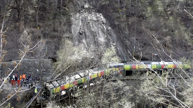 Un tren cu peste 700 de pasageri a deraiat în Rusia