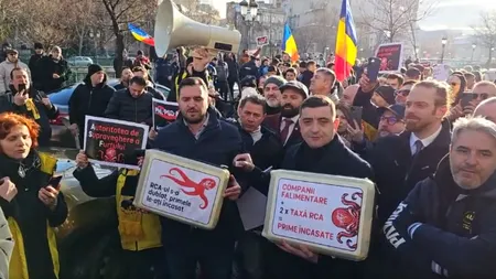Trafic blocat pe Splaiul Independenței din Capitală, în urma unui protest AUR în fața sediului ASF. George Simion: „Mergem spre Piața Victoriei”