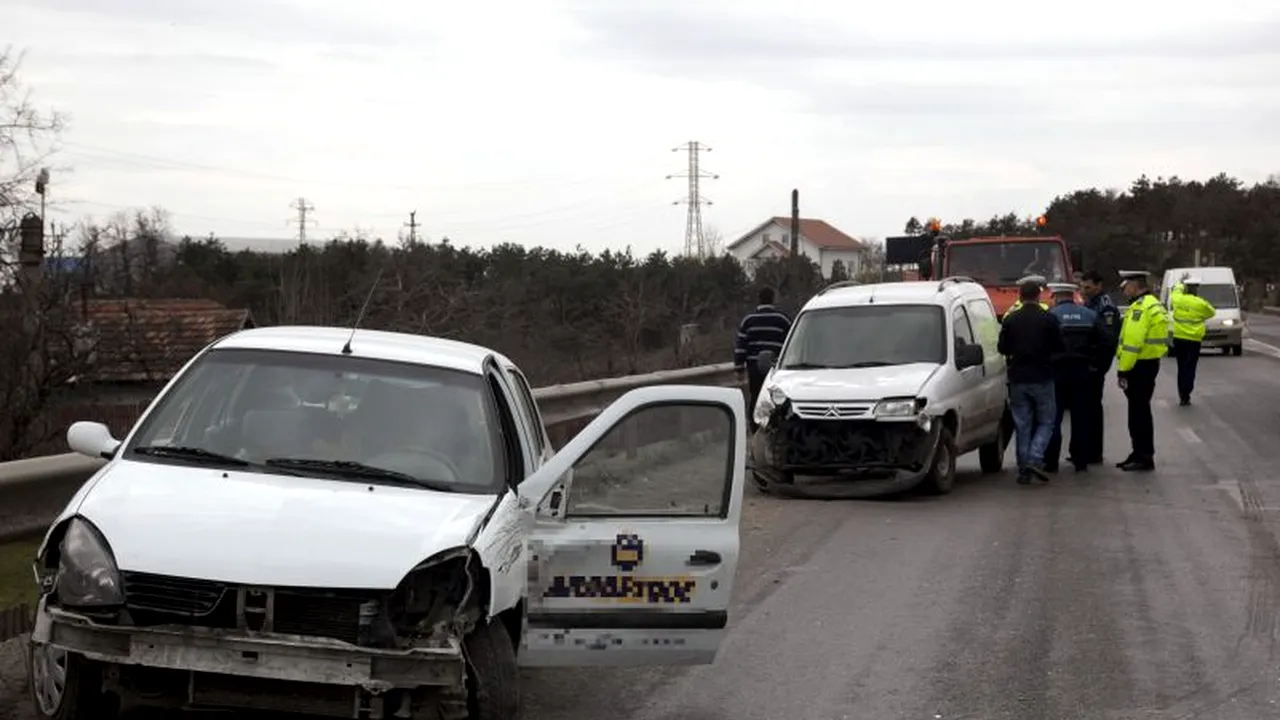 ACCIDENT cu ȘAPTE RĂNIȚI, după ce o șoferiță nu a acordat prioritate, iar mașina ei a fost acroșată de două autoturisme