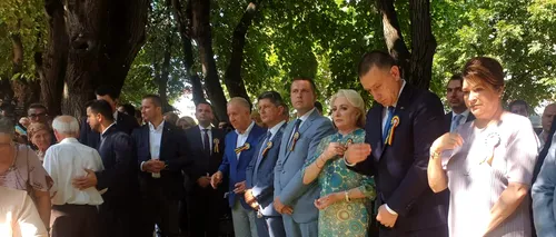 Viorica Dăncilă participă la sărbătoarea Sfântului Ierarh Nifon, de la Târgoviște. Premierul, însoțită de Rovana Plumb și Mihai Fifor - VIDEO