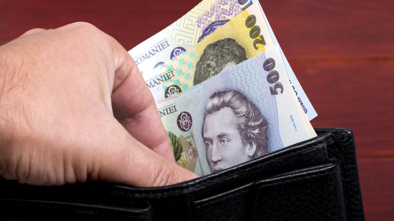 Mii de români vor primi INDEMNIZAȚII mai mari de la stat. Președintele a promulgat legea