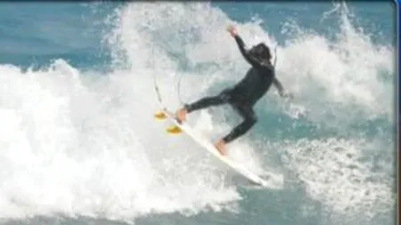 Nu renunță la surf deși a fost atacat de un rechin. 