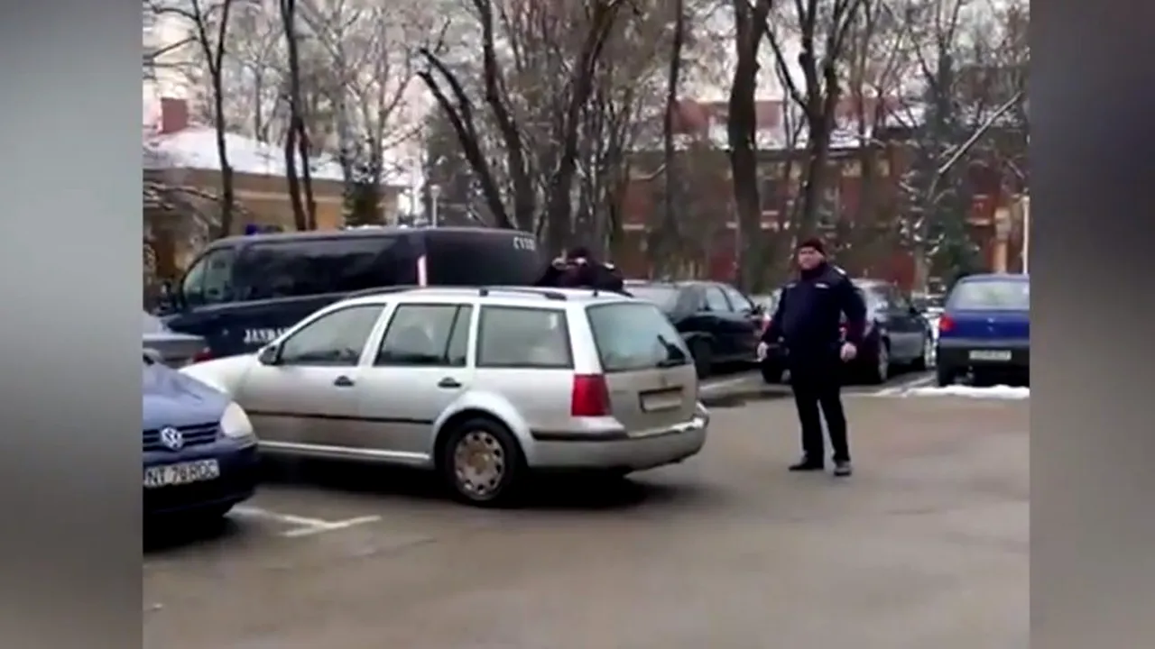 Un jandarm din Roman, care nu purta mască, este acuzat că a lovit un bărbat care îl filma pe stradă!