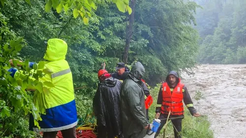 Imagini de la operațiunea de salvare a celor 12 muncitori din Vrancea, blocați de ape într-o zonă forestieră. Cum a decurs intervenția (VIDEO)