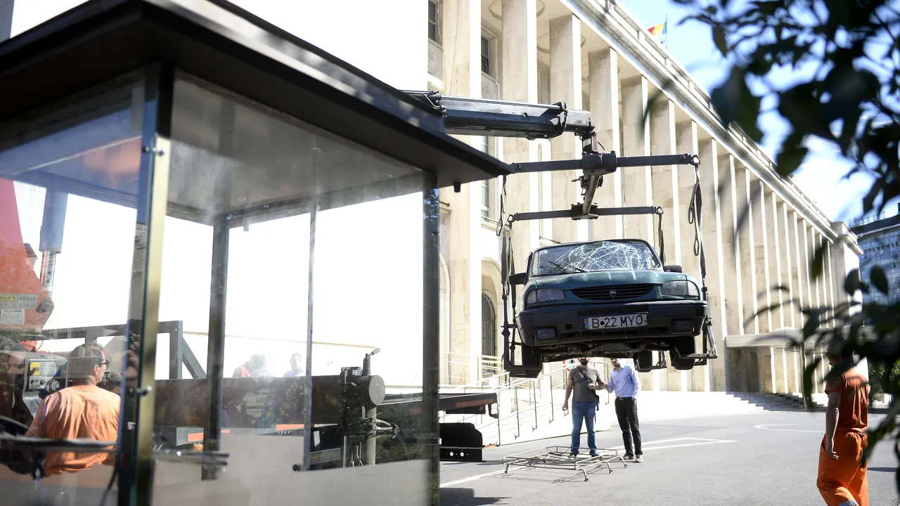 Un șofer a intrat intenționat cu mașina în gardul Guvernului. Motivul surprinzător pe care li l-a spus polițiștilor