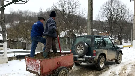 Cum se face deszăpezirea  într-o comună din România. Primar: De 18 ani așa curățăm. M-ar costa 40.000 de lei. Așa nu mă costă nimic.VIDEO