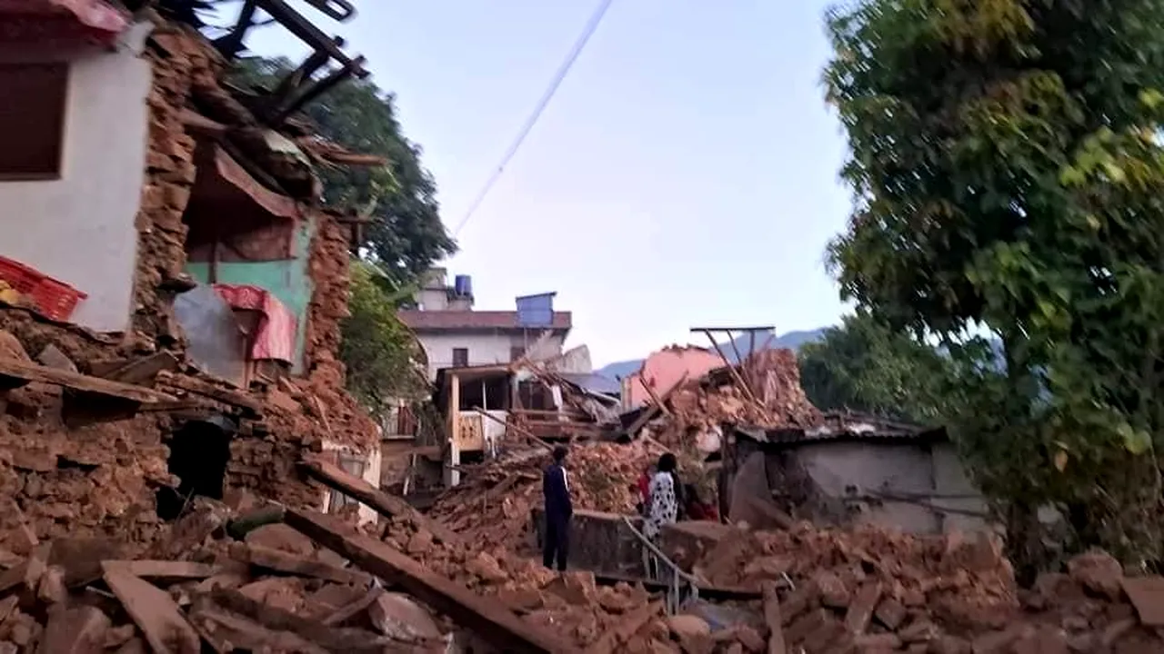 Cutremur devastator în Nepal. 128 de persoane au murit, sute sunt rănite
