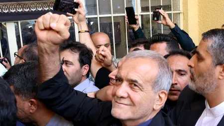 Putin l-a FELICITAT pe noul președinte al Iranului, Masoud Pezeshkian: „Cooperarea constructivă între popoarele noastre prietene”