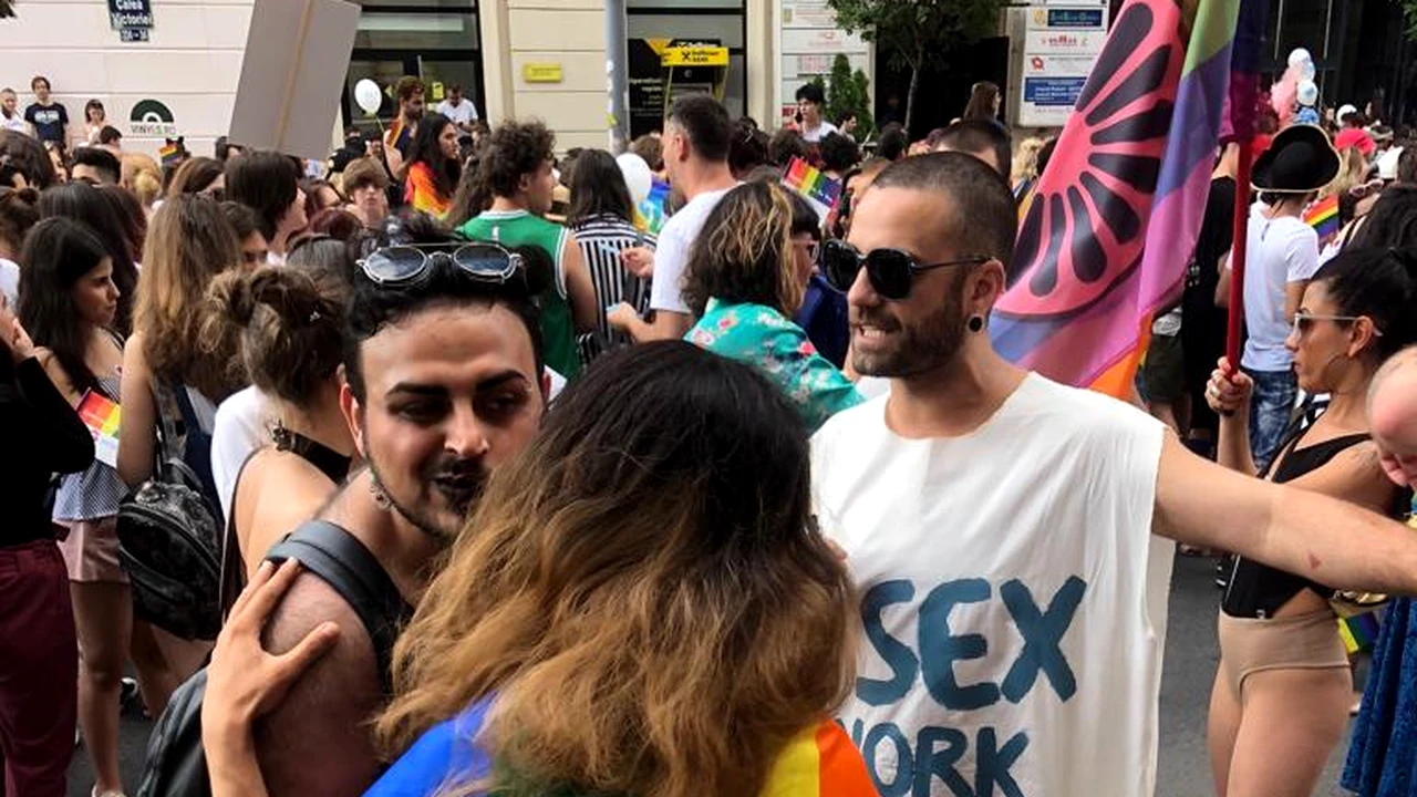 Marșul Bucharest Pride: 15.000 De Oameni Au Defilat Cu Bannere Prin Care Au  Cerut Egalitate în Drepturi Pentru Persoanele LGBT