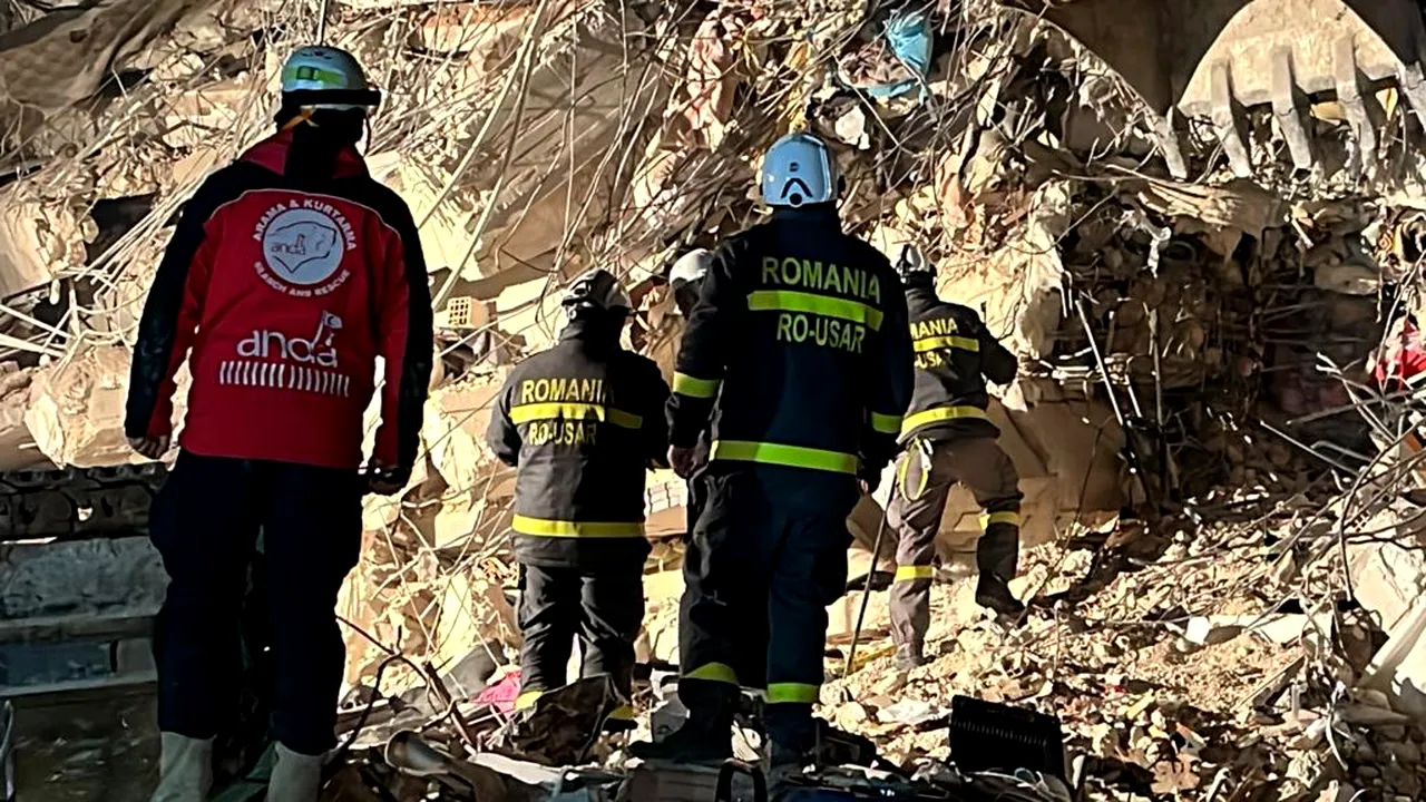 FOTO VIDEO | Femeie scoasă în viață de sub dărâmăturile unei clădiri cu nouă etaje de salvatorii români în Turcia