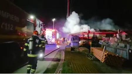 INCENDIU uriaș la două hale industriale din Suceava. Peste 2.000 de metri pătrați, mistuiți de flăcări