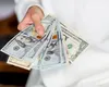Sfatul unui economist în ce privește CREDITELE bancare: „Banca îți dă umbrela când este soare afară și ți-o ia când începe să plouă”