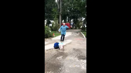 VIDEO. Un român dansează hora și sârba de bucurie că s-a vindecat de coronavirus