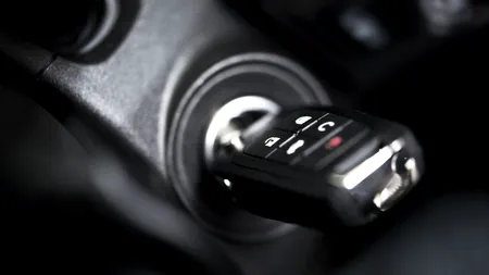 Cum pornești corect MAȘINA iarna. Cât timp se ține contactul pus înainte de a porni motorul