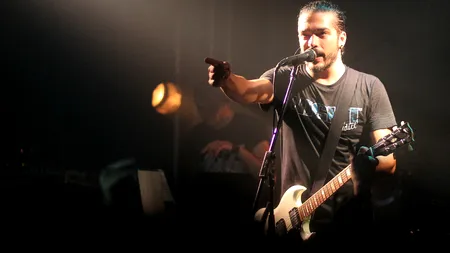 „Adi Despot, rănit și plin de negreală, a început să urle la mine să las camera și să car oameni