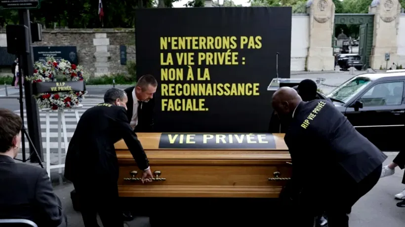 Protest împotriva legiferării recunoașterii faciale. Amnesty International France a îngropat VIAȚA PRIVATĂ în Cimitirul Père-Lachaise din Paris