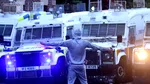 A treia noapte de VIOLENȚE în Irlanda de Nord: Un adăpost pentru refugiați, INCENDIAT. Autocolante cu NAȚIONALITATEA rezidenților, lipite pe case